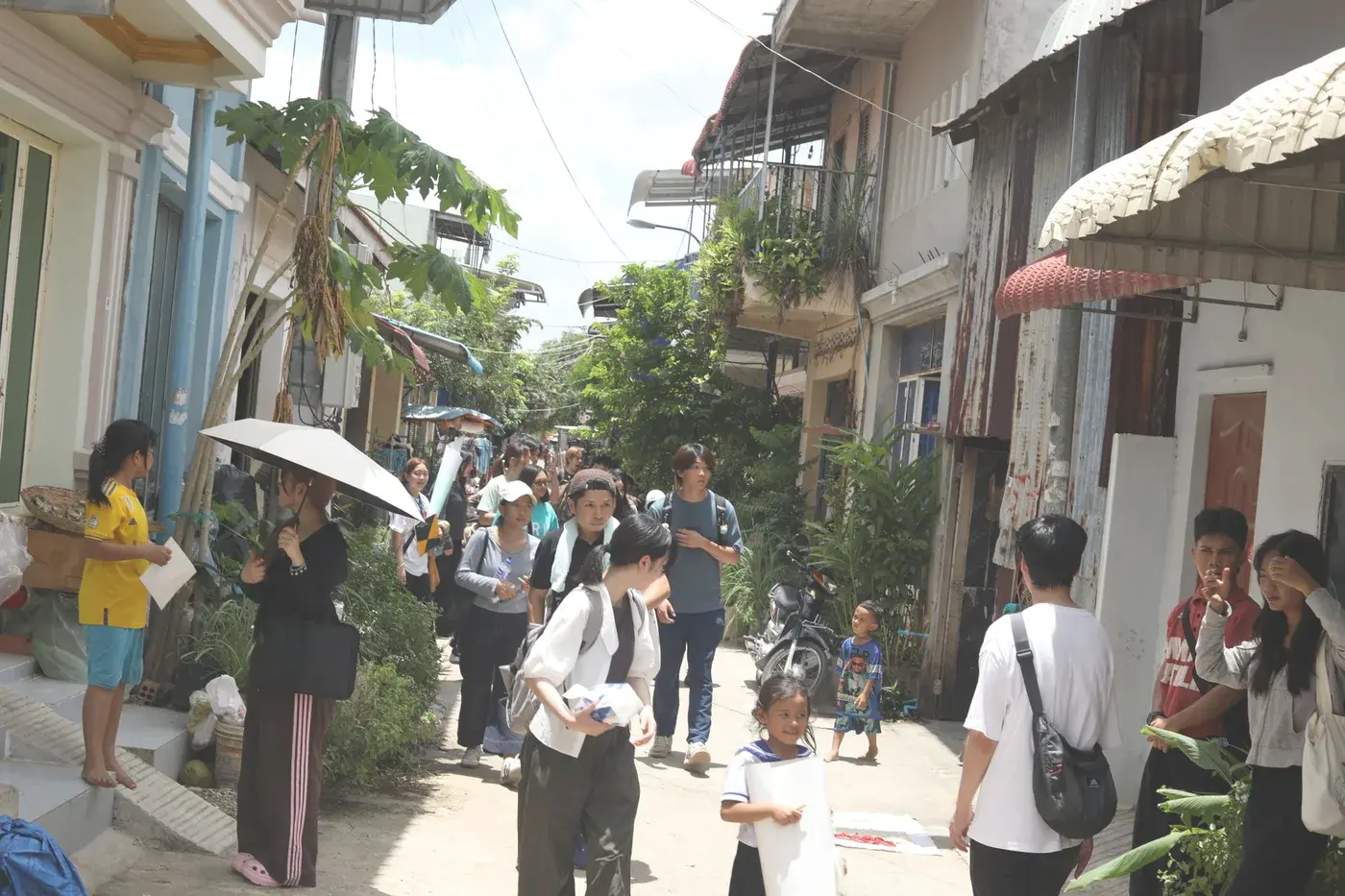 現地の街を歩く参加者たち