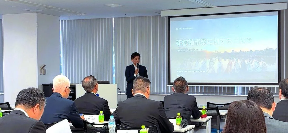 西日本・カンボジア友好協会の通常総会で、渡邉がスライドの前に立って講演している